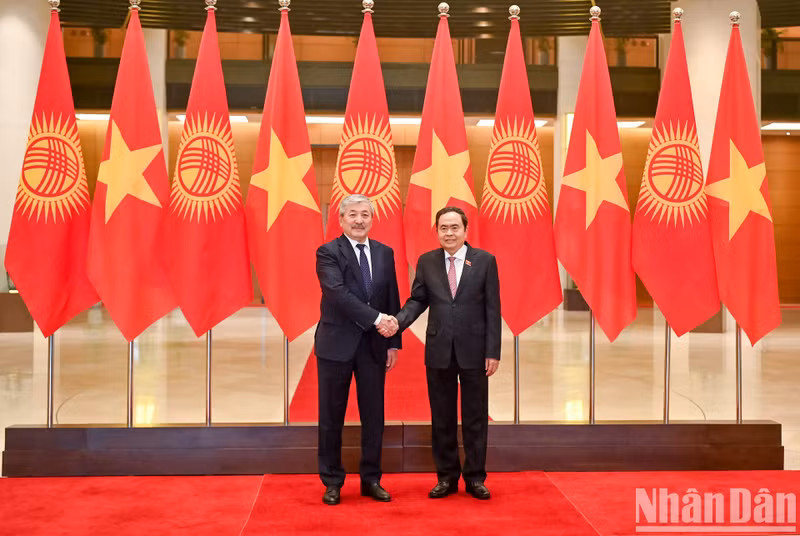 El presidente de la ANV, Tran Thanh Man, y el premier de Kirguistán, Adylbek Kasimalyev.