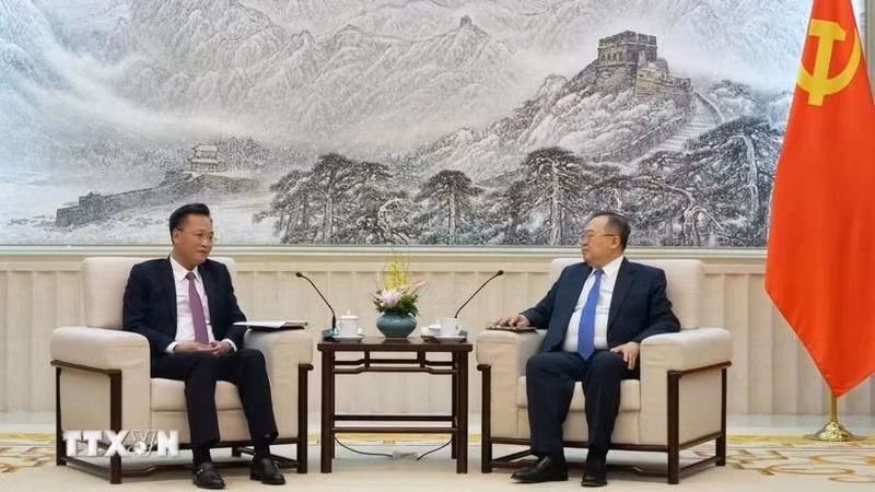 Nguyen Huu Nghia, miembro del Comité Central del Partido Comunista y secretario del Comité partidista de la provincia de Hung Yen, y You Jun, subsecretario del Comité partidista de Pekín. (Fuente: VNA) 