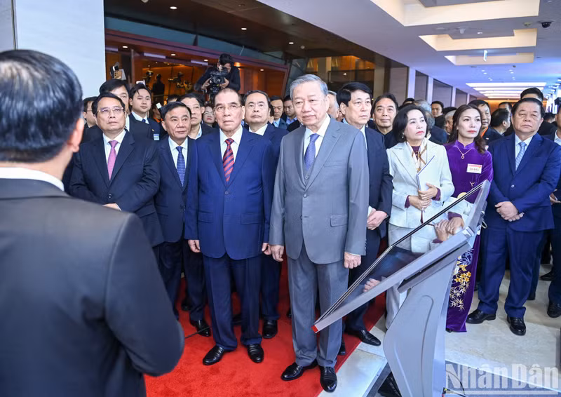 El secretario general del PCV, To Lam, y los dirigentes del Partido y Estado visitan la exposición científica y tecnológica