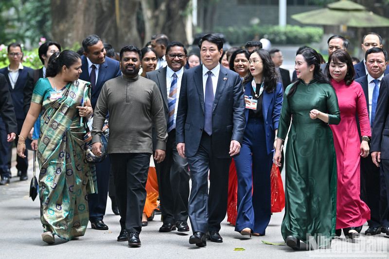 Dirigentes de Vietnam y Sri Lanka visitan zona conmemorativa del Presidente Ho Chi Minh.