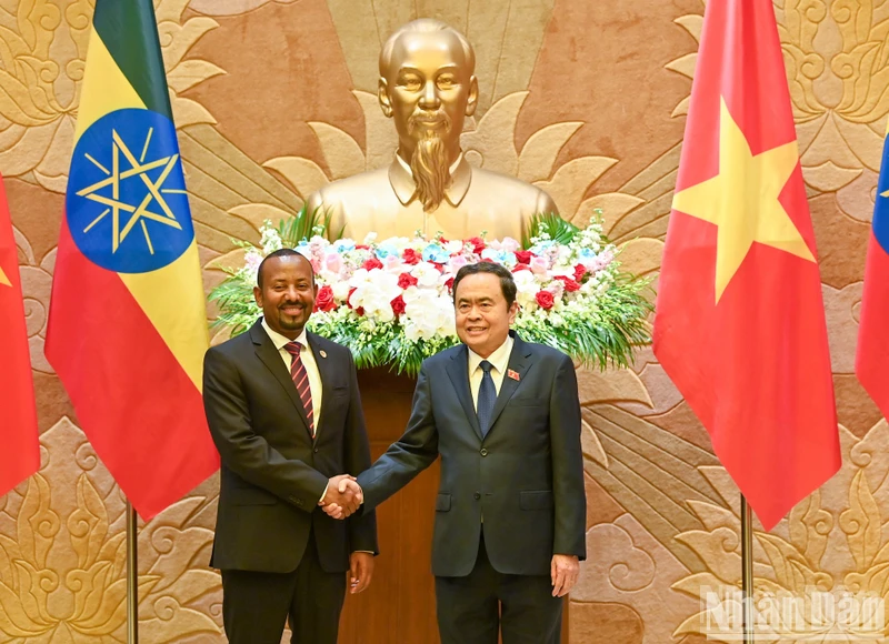 El presidente de la Asamblea Nacional, Tran Thanh Man, y el primer ministro de Etiopía, Abiy Ahmed Ali.