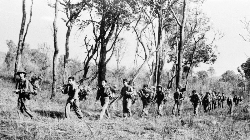 Las tropas de Gia Lai marchan en la Ruta 19 en 1975. (Foto: VNA)