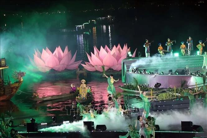 Un espectáculo en la inauguración del Año Nacional de Turismo de Vietnam 2025 (Foto: VNA)