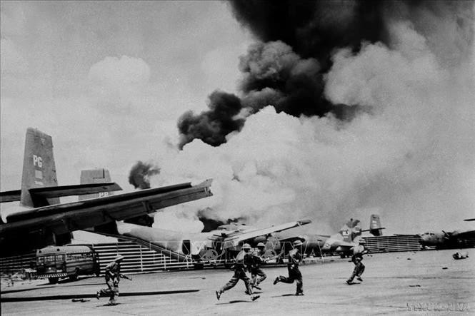 En el aeropuerto Tan Son Nhat el 30 de abril de 1975. (Fuente: VNA)