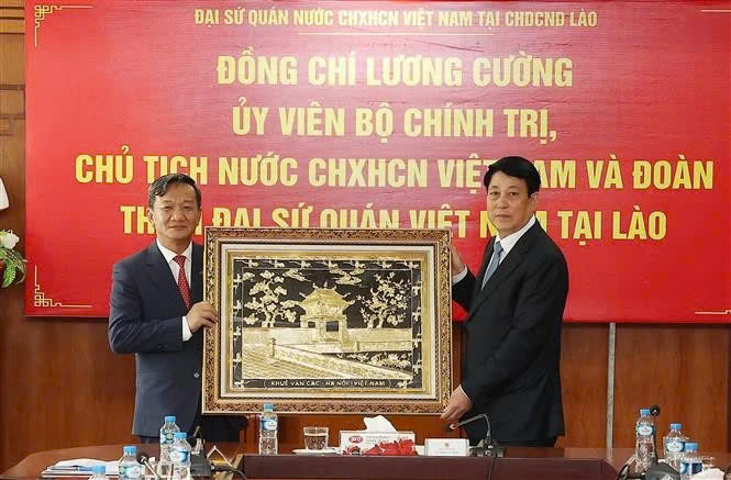 El presidente Luong Cuong entregó la pintura Khue Van Cac a la Embajada de Vietnam en Laos. (Fuente: VNA)