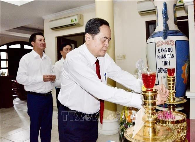 El presidente de la Asamblea Nacional (AN) de Vietnam, Tran Thanh Man, ofrece incienso en homenaje al difunto titular de la AN, Nguyen Huu Tho. (Fuente: VNA)