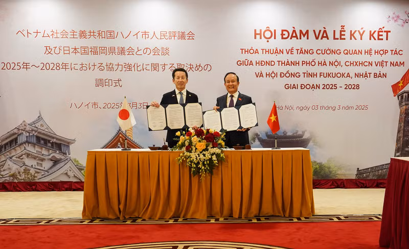 Firma del Acuerdo sobre el fortalecimiento de las relaciones entre Hanói y Fukuoka para el periodo 2025-2028.