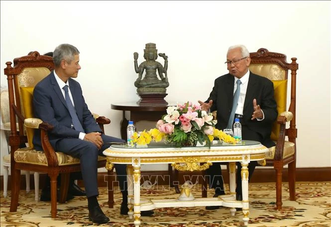 Im Chhun Lim (phải), presidente del Consejo Constitucional de Camboya (CCC) recibe al embajador vietnamita en Camboya, Nguyen Minh Vu. (Fuente: VNA)