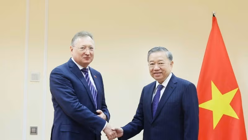 El secretario general del Partido Comunista de Vietnam, To Lam (derecha) y Sergei Ivanovich Kudryashov, director general de Zarubezhneft (Fuente: VNA)