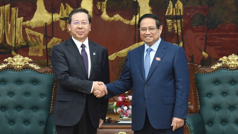 El primer ministro vietnamita, Pham Minh Chinh, recibe a Peng Gangping, presidente de la junta directiva del Grupo chino de Ciencia y Tecnología Huadian. (Fuente: VNA)