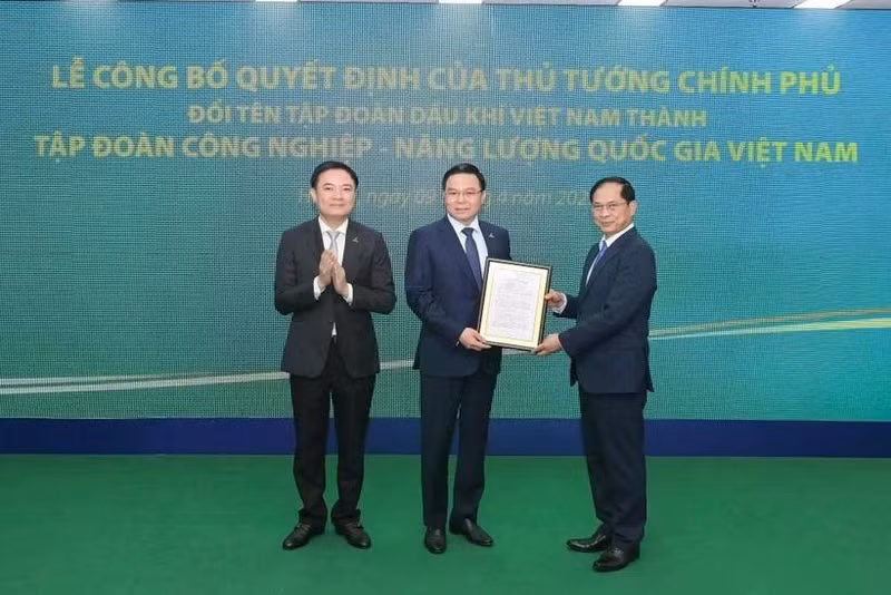 El viceprimer ministro Bui Thanh Son (derecha) entrega la decisión de cambiar el nombre del Grupo de Petróleo y Gas de Vietnam el 9 de abril. (Foto: VietnamPlus)