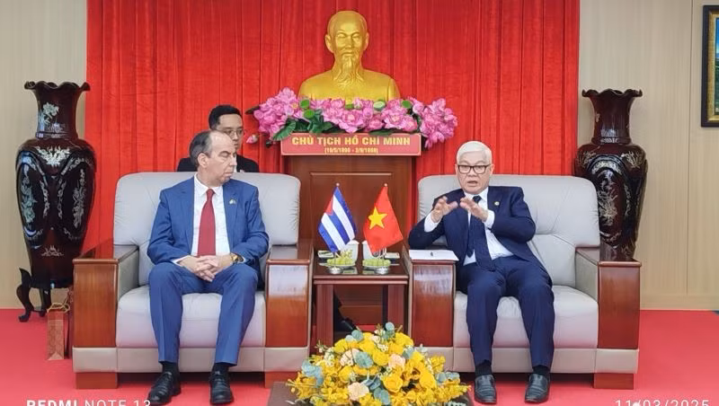 El secretario del Partido Comunista de Vietnam en la provincia de Binh Duong, Nguyen Van Loi, recibe al embajador cubano en Hanói, Rogelio Polanco Fuentes.