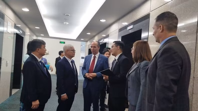El secretario del Partido Comunista de Vietnam en la provincia de Binh Duong, Nguyen Van Loi (segundo a la izquierda), conversa con el embajador cubano en Hanói, Rogelio Polanco Fuentes.