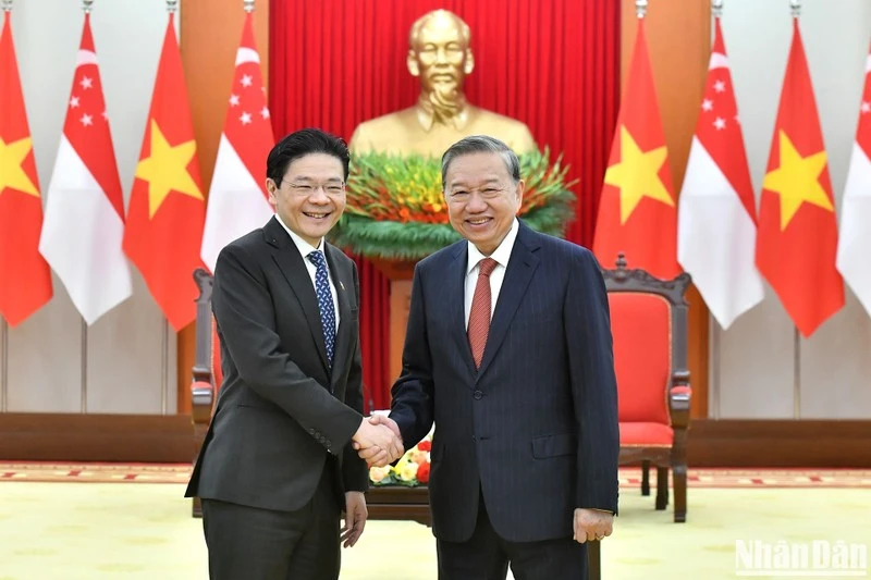 El secretario general del Partido Comunista de Vietnam, To Lam (derecha), recibe al primer ministro de Singapur, Lawrence Wong.