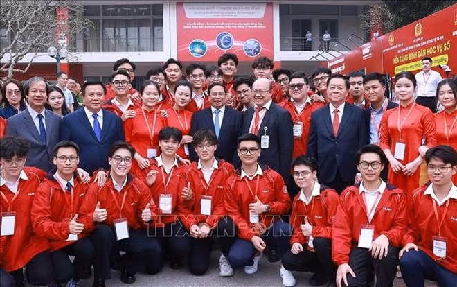 El primer ministro Pham Minh Chinh se une a los delegados y estudiantes en el lanzamiento del movimiento (Foto: VNA)