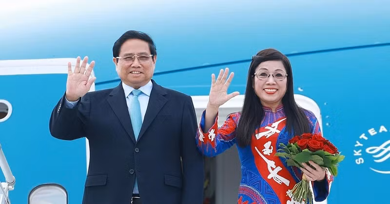 El primer ministro de Vietnam, Pham Minh Chinh, y su esposa llegan a Praga. (Fuente: VNA)