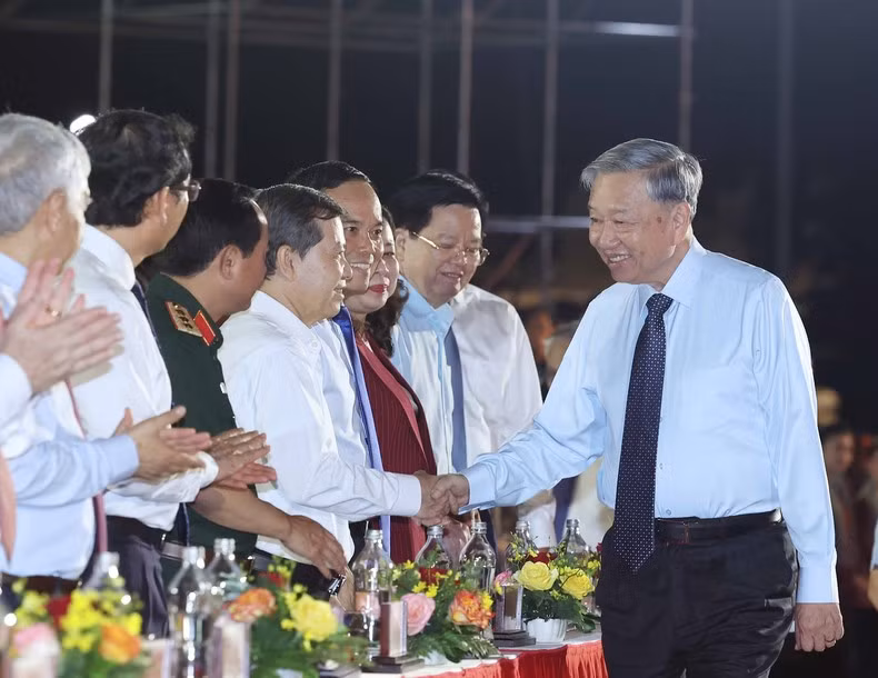 El máximo dirigente partidista To Lam saluda a los asistentes al evento. El máximo dirigente partidista To Lam saluda a los asistentes al evento.