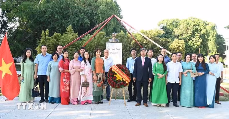 Representantes de la comunidad de vietnamitas en Cuba rinde homenaje al Presidente Ho Chi Minh (Foto: VNA) 