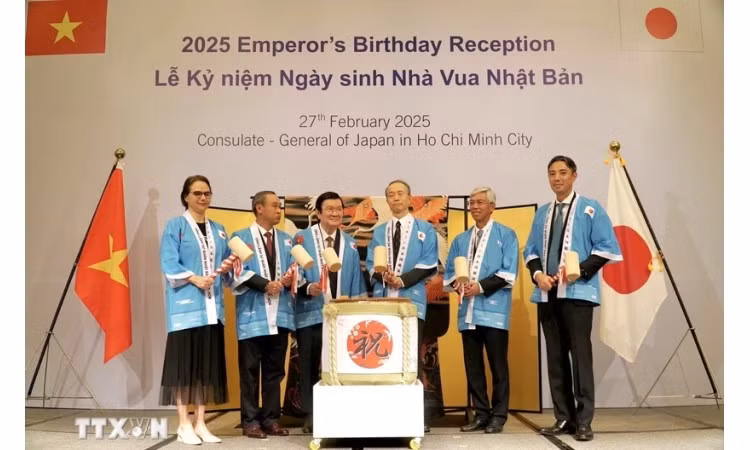 Los invitados realizan el ritual de romper el sake en la ceremonia (Fuente: VNA) 