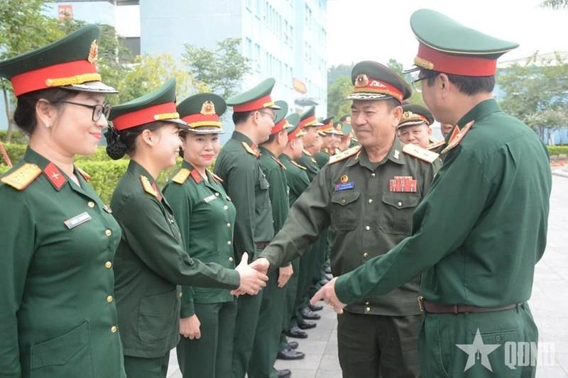Oficiales del Departamento de Mantenimiento de la Paz de Vietnam dan la bienvenida al teniente general Vanthong Buttavong, subjefe del Estado Mayor del Ejército Popular de Laos. (Fuente: VNA)