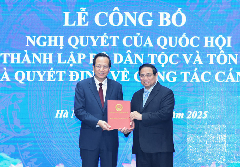 El primer ministro Pham Minh Chinh entregó la decisión de nombramiento del ministro de Asuntos Étnicos y Religiosos al camarada Dao Ngoc Dung. (Foto: VNA)