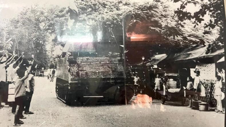 Nuestro ejército y el pueblo de Binh Thuan salen a la calle para celebrar la victoria. (Foto: VNA)
