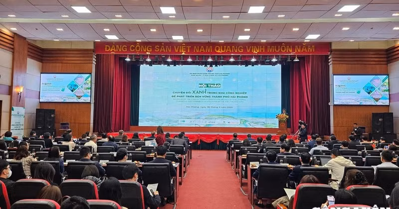 En el seminario titulado “Hai Phong, ciudad pionera en la transición verde y el desarrollo sostenible” (Fuente: congluan.vn)