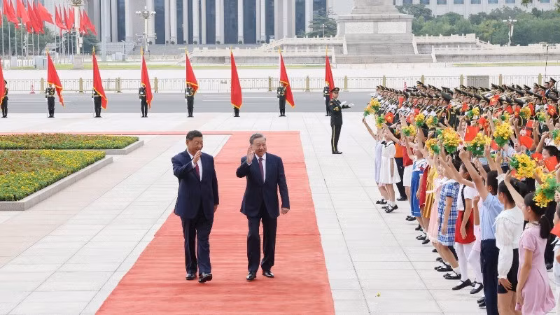 El secretario general del Partido Comunista y presidente de China, Xi Jinping, recibe al secretario general del Partido Comunista de Vietnam, To Lam. (Fuente: VNA)