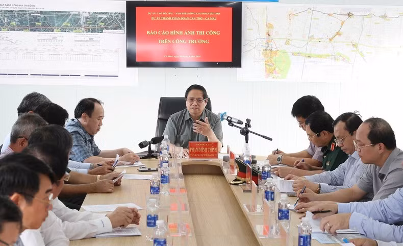 El primer ministro Pham Minh Chinh se reúne con representantes de las entidades relacionadas.