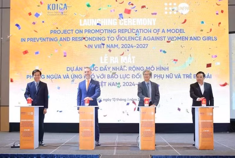 En la ceremonia de lanzamiento del proyecto para promover la réplica del modelo del Centro de Servicio Único, también conocido como Casa Anh Duong, en otras localidades de Vietnam, en Hanói el 13 de enero. (Foto: VNA) 