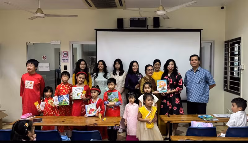 La viceministra de Relaciones Exteriores Le Thi Thu Hang (segunda desde la derecha) entrega libros a profesores y alumnos de una clase de lengua vietnamita en Malasia. (Foto: VNA)