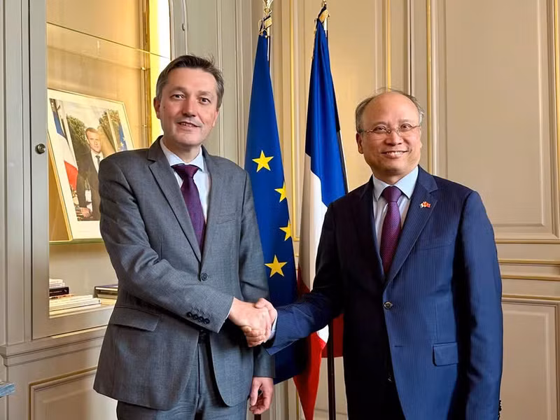 El embajador Dinh Toan Thang (derecha) y Bertrand Gaume, prefecto de la región de Hauts-de-France. (Foto: VNA)