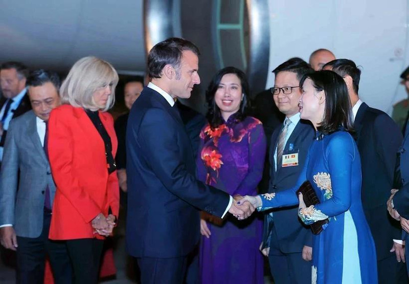El presidente francés, Emmanuel Macron, y su espoa, son recibidos en el Aeropuerto Internacional de Noi Bai de Hanói.