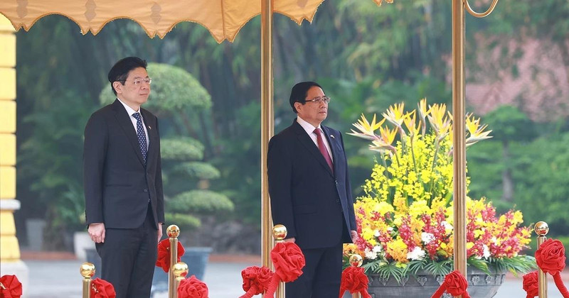 El primer ministro de Vietnam, Pham Minh Chinh, preside la ceremonia de bienvenida a su homólogo de Singapur, Lawrence Wong. (Fuente: VNA)