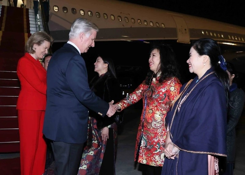 El rey Felipe (izq.) y la reina Matilde de Bélgica fueron recibidos en el Aeropuerto Internacional de Noi Bai el 31 de marzo. (Foto: VNA) 