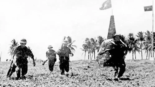 Nuestra fuerza avanza para liberar la isla de Song Tu Tay. (Foto: VNA)