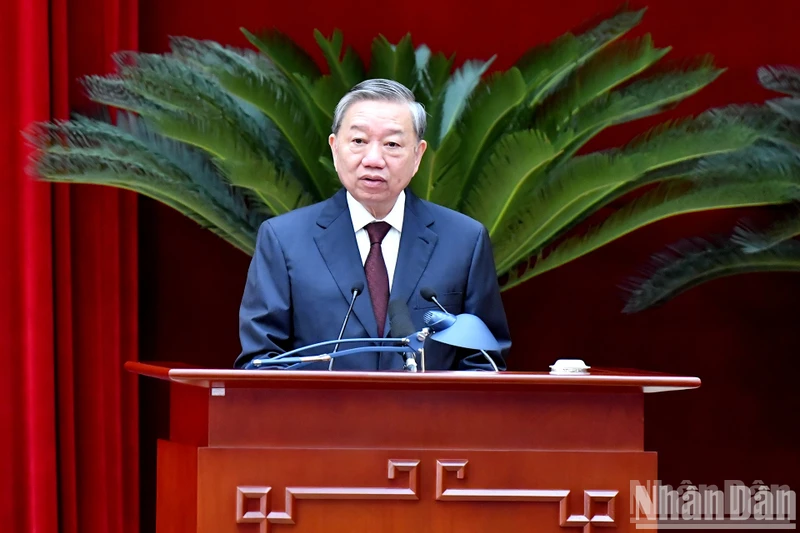 El secretario general del Partido Comunista de Vietnam, To Lam, interviene en el pleno.
