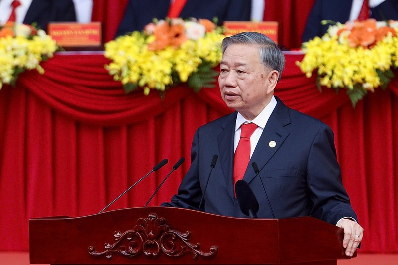 El secretario general del Partido Comunista de Vietnam, To Lam, pronuncia un discurso en la ceremonia conmemorativa. 