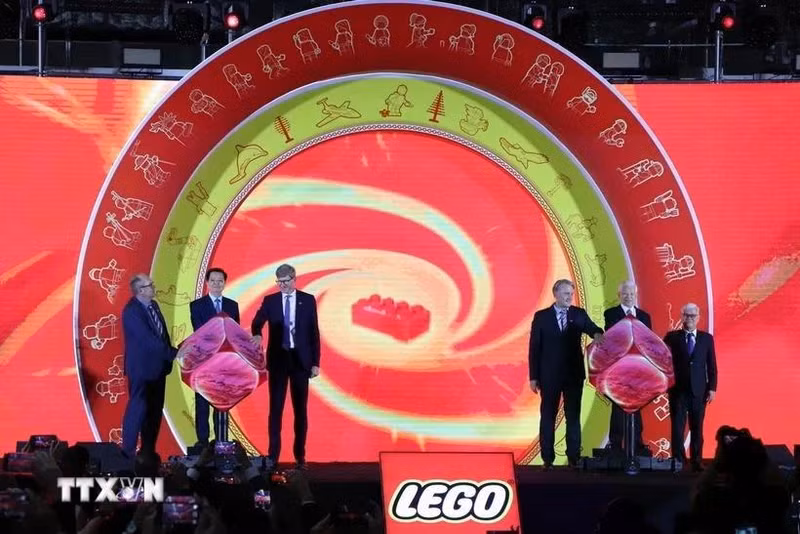 En la ceremonia de inauguración de la fábrica de LEGO. (Foto: VNA)