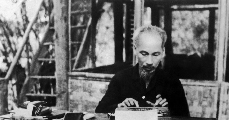 El Presidente Ho Chi Minh trabaja en el Palacio Presidencial (Foto: VNA) 