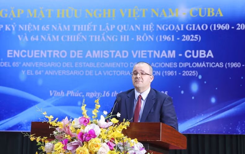 El ministro consejero de Cuba en Vietnam, Joy Puentes Saldise.