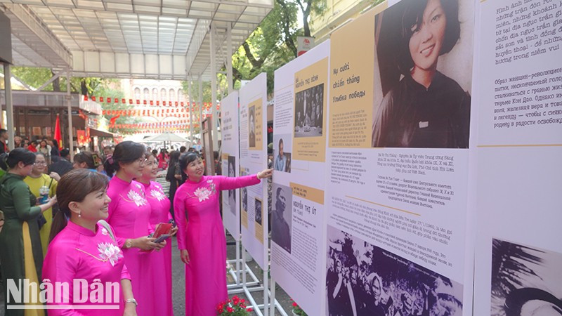 En la exposición.