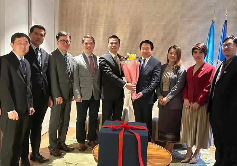 El embajador Dang Hoang Giang, jefe de la misión permanente de Vietnam ante las Naciones Unidas felicitó al Embajador de Laos, Anouparb Vongnorkeo (cuarto desde la derecha), con motivo del festival tradicional Bun Pi May de Año Nuevo. (Foto: VNA) 