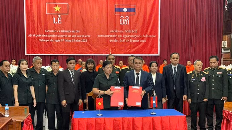 Representantes de la provincia vietnamita de Kon Tum y de la localidad laosiana de Champasak firman un acuerdo para entregar los restos de 16 mártires caídos en Laos. Representantes de la provincia vietnamita de Kon Tum y de la localidad laosiana de Champasak firman un acuerdo para entregar los restos de 16 mártires caídos en Laos.