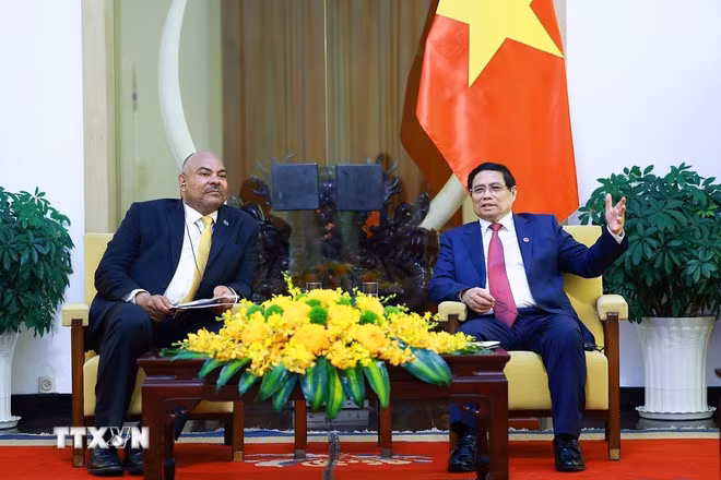 l primer ministro vietnamita, Pham Minh Chinh, recibe al ministro de Asuntos Exteriores y Cooperación de África Oriental de Tanzania, Mahmoud Thabit Kombo. (Foto: VNA)