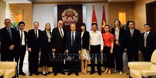 Representantes de la Universidad de Tecnología de Sídney (UTS) y el Ministerio de Información y Comunicaciones en noviembre de 2024. (Fuente: VNA)