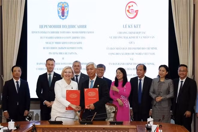 Los líderes de Ciudad Ho Chi Minh y Minsk (de Bielorrusia) firmaron 23 de septiembre de 2024 el Programa de Cooperación Comercial, Económica y Humanitaria para el período 2024-2026. (Fuente: VNA)
