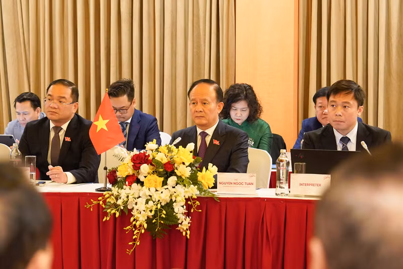 El presidente del Consejo Popular de Hanói, Nguyen Ngoc Tuan (en el centro).