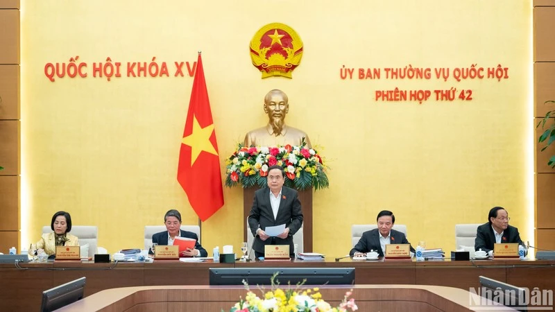 Clausuran 42ª reunión del Comité Permanente del Parlamento vietnamita.