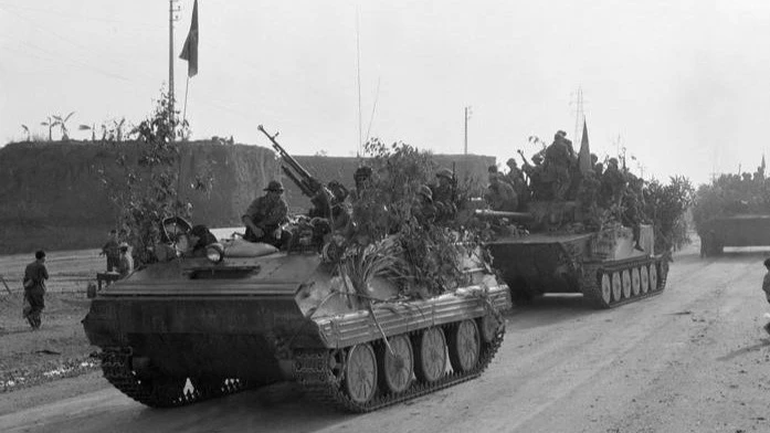 Las fuerzas de tanques blindados del ala noreste del ejército de liberación cruzaron la autopista de Bien Hoa, avanzando directamente hacia Saigón después de atacar y aniquilar el grupo defensivo de Bien Hoa. (Foto: VNA)
